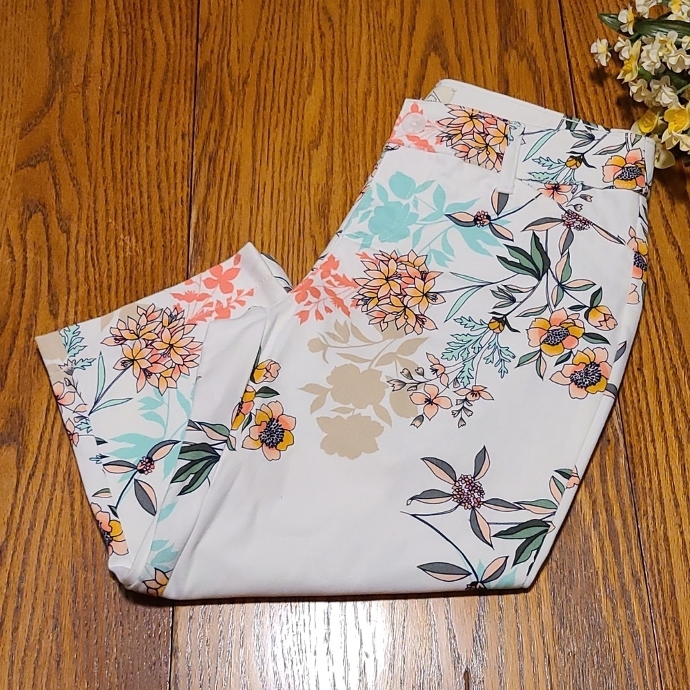 St. John's Bay Floral Capris - Size 4P